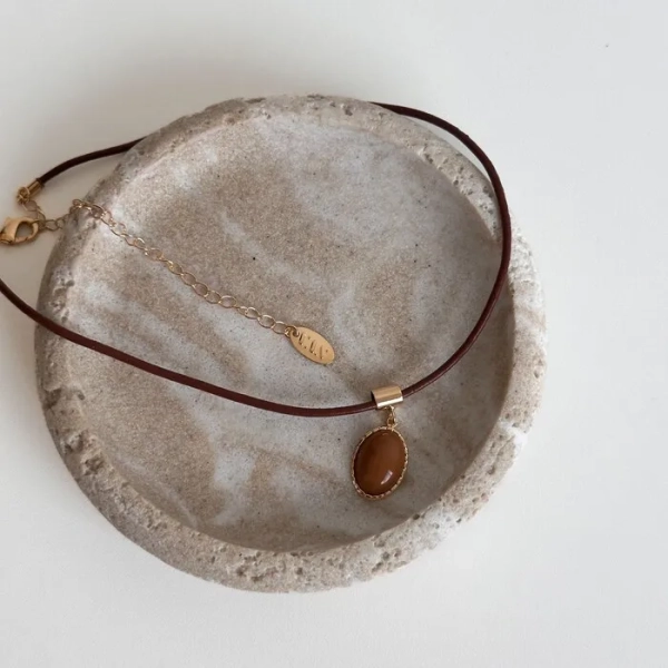 Choker Delicada Couro Marrom e Pingente Caramelo
