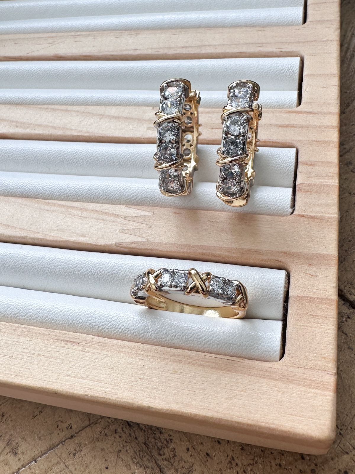 Conjunto Brinco+Anel Tiffany com Pedras Cravejadas Banhado a Ouro 18 k