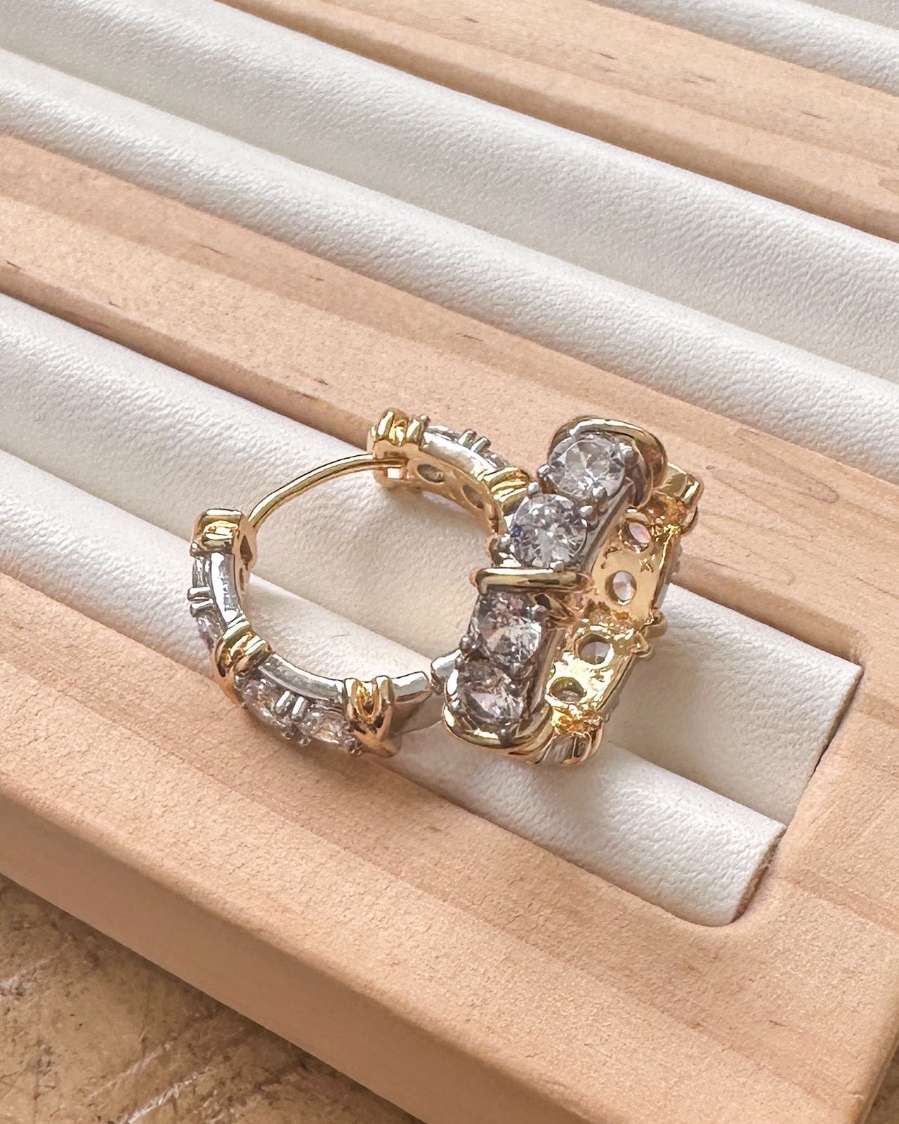 Argola Tiffany G Cravejado na Zircônia Banhado a ouro 18k