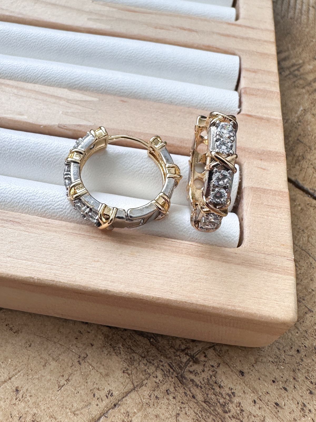 Conjunto Brinco+Anel Tiffany com Pedras Cravejadas Banhado a Ouro 18 k - Imagem 2